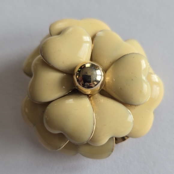 Vintage brooch flower cream colored enamel Gold tone floral pin - Picture 3 of 9